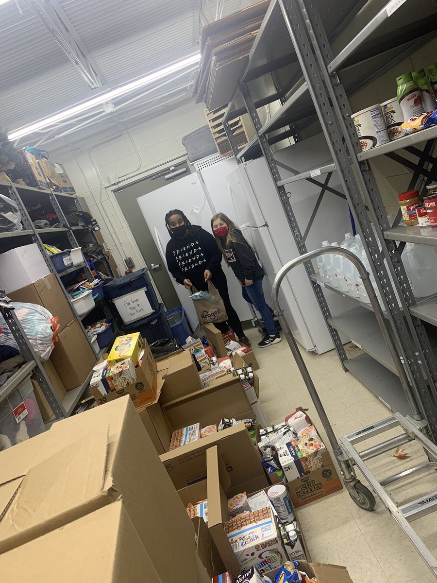 MrsJillMcNally's tweet image. Student Ambassadors from 4th &amp;amp; 5th grade helping with our community pantry this AM. #OGESfam