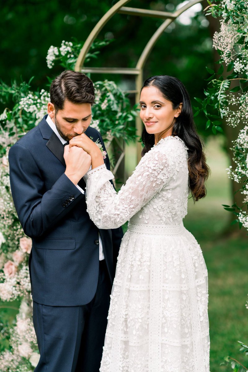 WeddingbellsMag's tweet photo. This green and white spring shoot is fresh and micro-wedding perfect! https://t.co/0eHhVshTtA https://t.co/m4c2TyOQLV