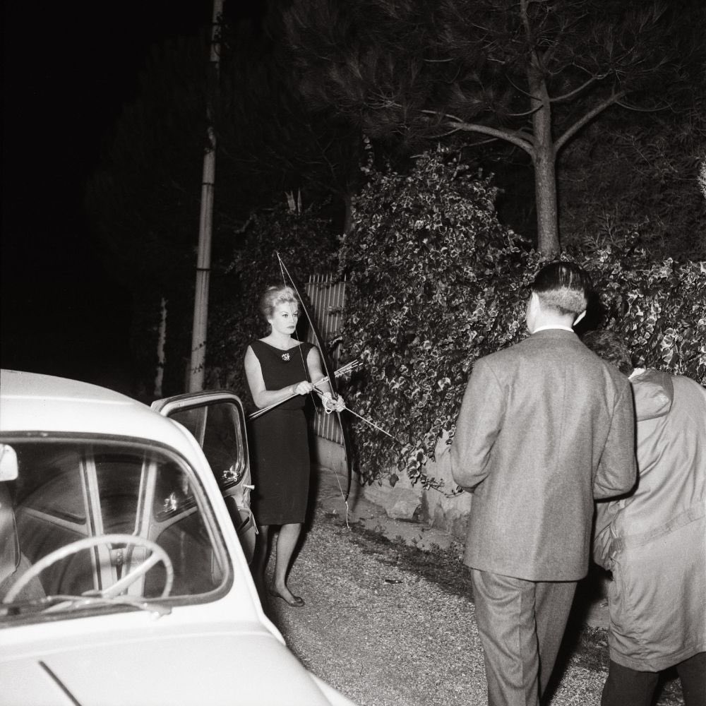 ddoniolvalcroze's tweet photo. Actress Anita Ekberg defending herself from paparazzi with a bow and arrow, 1960 https://t.co/K2ImQirp4T