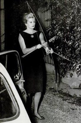 ddoniolvalcroze's tweet photo. Actress Anita Ekberg defending herself from paparazzi with a bow and arrow, 1960 https://t.co/K2ImQirp4T