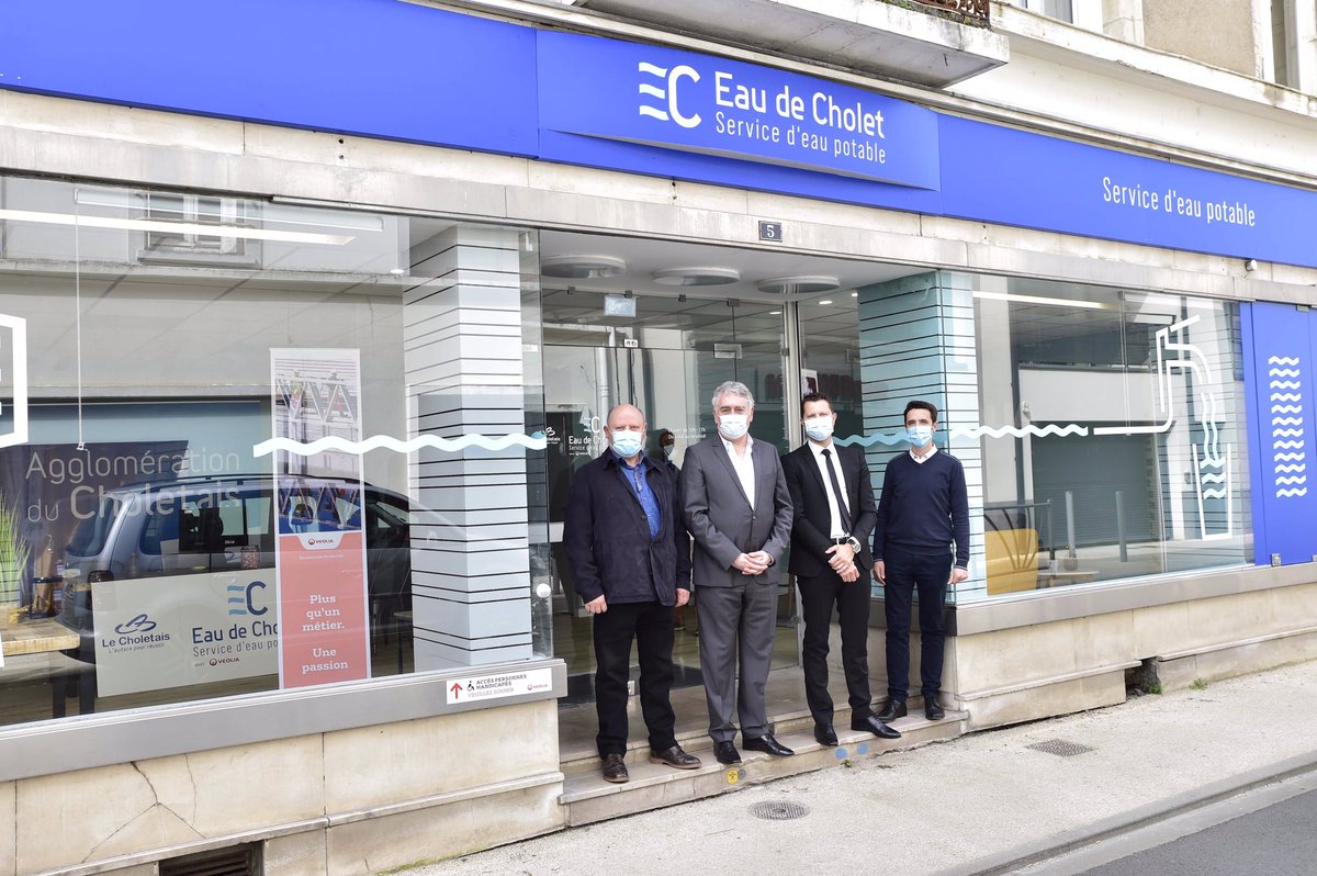 GBOURDOULEIX's tweet photo. Ce mois d’avril marque le début de la concession d’eau potable avec @Veolia_FR et le lancement de la marque Eau de #Cholet. Une permanence pour une meilleure proximité avec les administrés est à la disposition des Choletais, rue de Pineau. #Choletais https://t.co/rSxbltd3gc