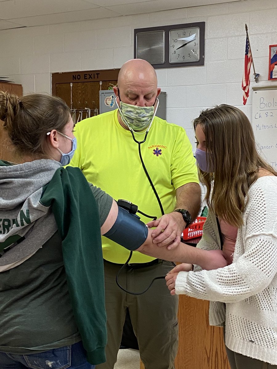 JWilkinsonBio's tweet photo. A paramedic taught my Anatomy &amp; Physiology students how to take blood pressure. The Midland Community is lucky to have Frank! #twolves7pridemhs https://t.co/KkOj0Khhst