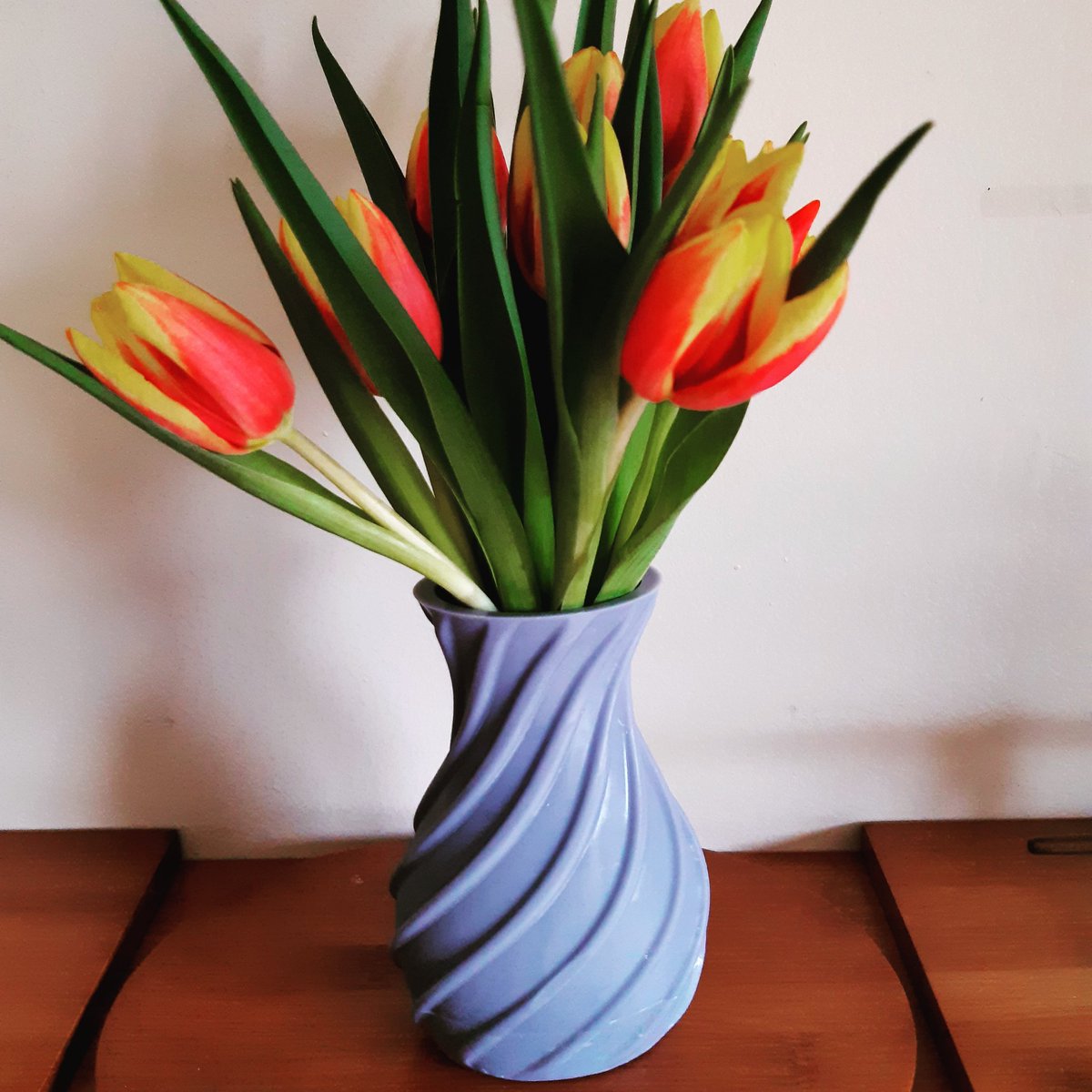 bkd_mrs's tweet photo. A little while ago I bought some tulips as they are my favourite flower but had no vase so 3d printed one The tulips have since died and I painted the vase and now I have somewhere nicer to put my wedding bouquet https://t.co/7ugRIwuRTu