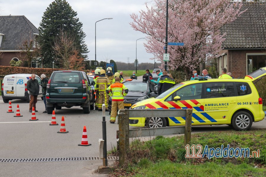 Gewonde en forse schade na aanrijding in #Beekbergen. 112Apeldoorn.