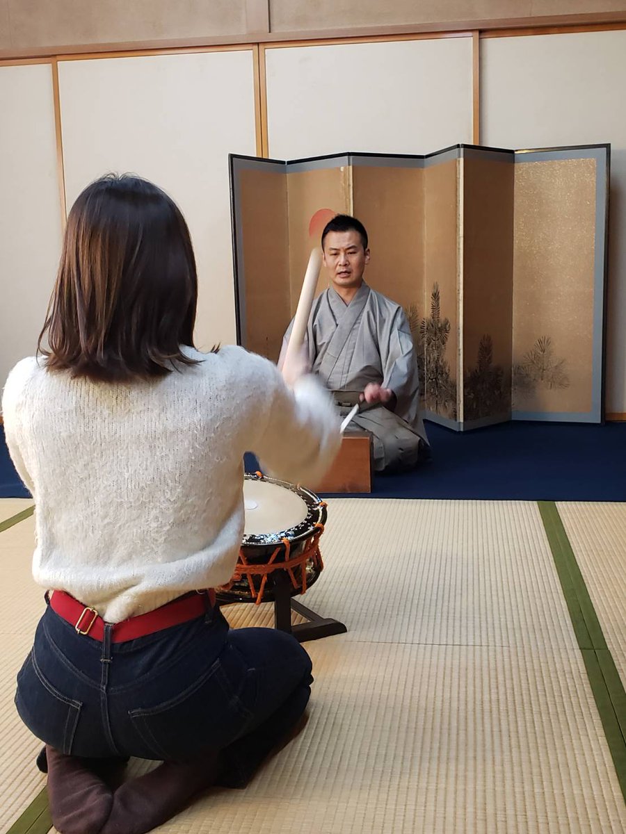 はじめての能楽お稽古 講師紹介 林雄一郎 1981年生 観世元伯に師事 静林会 主催 東京芸術大学非常勤講師 太鼓は一曲のなかでも クライマックスに演奏される楽器です 限られた場面でのみ演奏されるので 特別な意味合いを持ちます 太鼓が演奏に