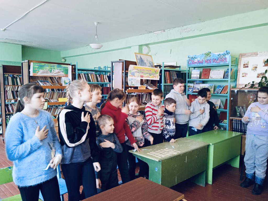 02.04.21.Викторина«Угадай сказку»,проведена совместно с Мещеринской биб-ой.Дети встретились со сказочными персонажами и торжественно дали клятву верного читателя.Международный день детской книги — отличный повод еще раз вспомнить,какую важную роль играет чтение в жизни ребенка.