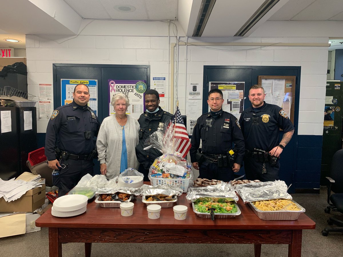 NYPDMTS's tweet photo. Thank you so much to The Dwyer Family, #ProjectThankACop, and The Irish Pub of📍Baldwin, NY for donating and preparing this meal for our officers. Your support and kindness are appreciated by all of us at Midtown South. https://t.co/W4JrIdGjul