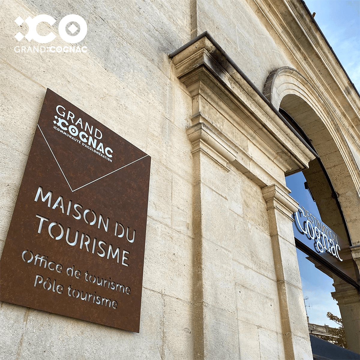 GrandCognac's tweet photo. L'office de tourisme de Cognac se réinvente et fait place à la Maison du #tourisme avec #DestinationCognac !
Installé dans la cour du Musée d'Art et d'Histoire de Cognac, ce nouveau lieu permet de créer un véritable pôle d'attractivité touristique dans l’hypercentre de #Cognac. https://t.co/rVEbmMIul4
