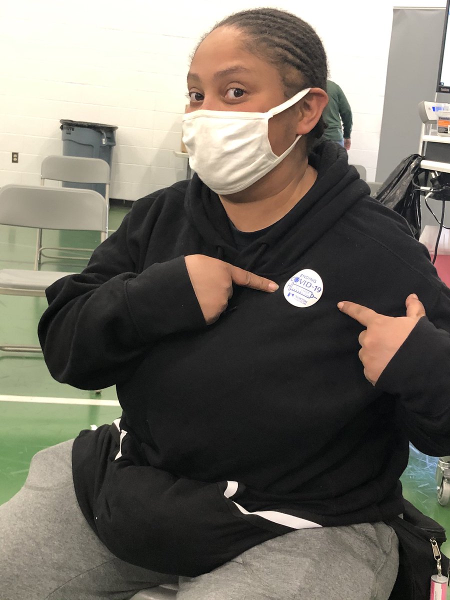 🏫 PROXIMITY MATTERS | Leslie lives just about 5️⃣ blocks away from <a href="/WhitneyYoungES/">Whitney Young Elementary School</a> and says being so close to the location convinced her to get the vaccine. She’s an essential worker and says today is a great day.