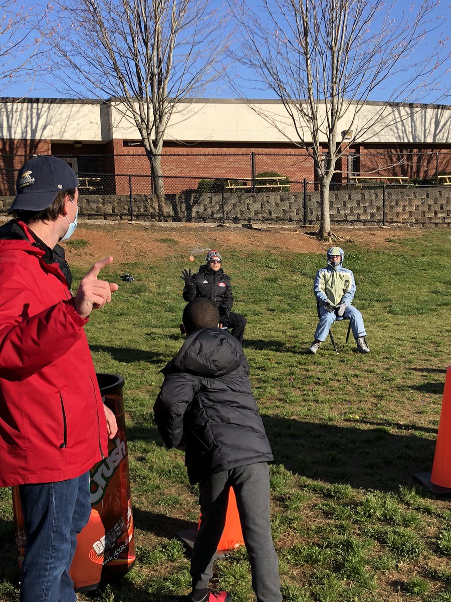 Miss_Cooper2's tweet photo. Such a fun boosterthon reward! The kiddos loved throwing water balloons at admin! @BillyPritz @AllisonGurski @Mrs_Feldman1 @Kempcougars https://t.co/AyJMRGngxP
