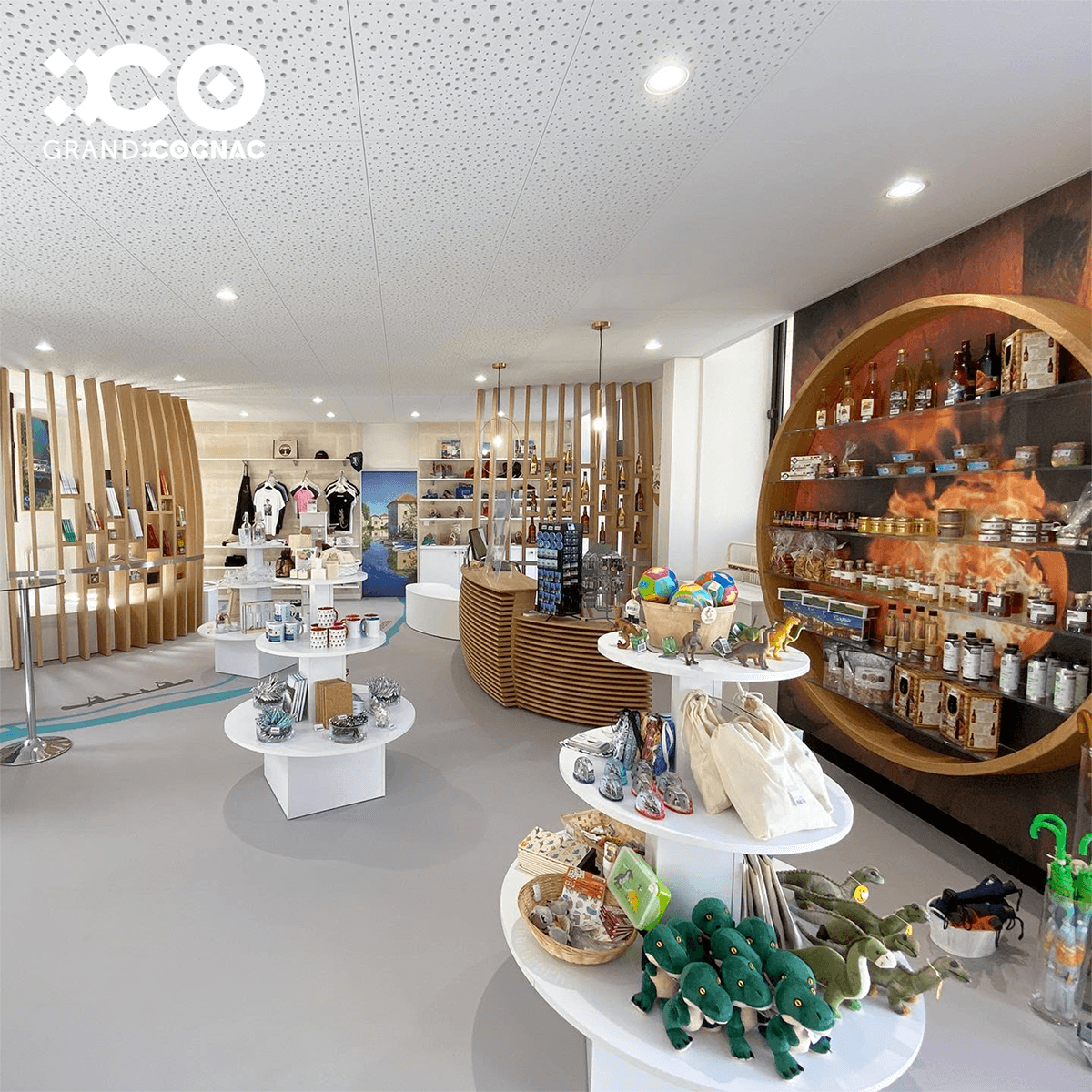 GrandCognac's tweet photo. L'office de tourisme de Cognac se réinvente et fait place à la Maison du #tourisme avec #DestinationCognac !
Installé dans la cour du Musée d'Art et d'Histoire de Cognac, ce nouveau lieu permet de créer un véritable pôle d'attractivité touristique dans l’hypercentre de #Cognac. https://t.co/rVEbmMIul4