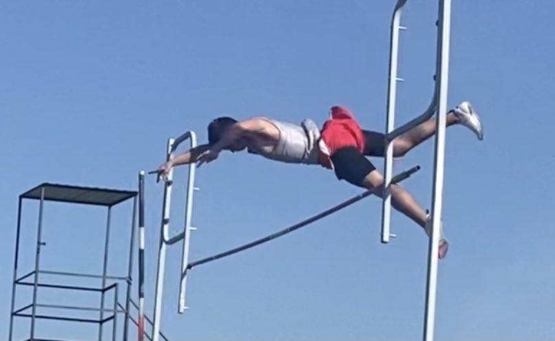 CallieCam_'s tweet photo. ‘23 Ian Voss blew up 13’3 on his first attempt in pole vault! 

College coaches, he’s gonna be a huge recruit come senior year! Get on him early! 

@ianvoss4 https://t.co/UOgsX9ruPX