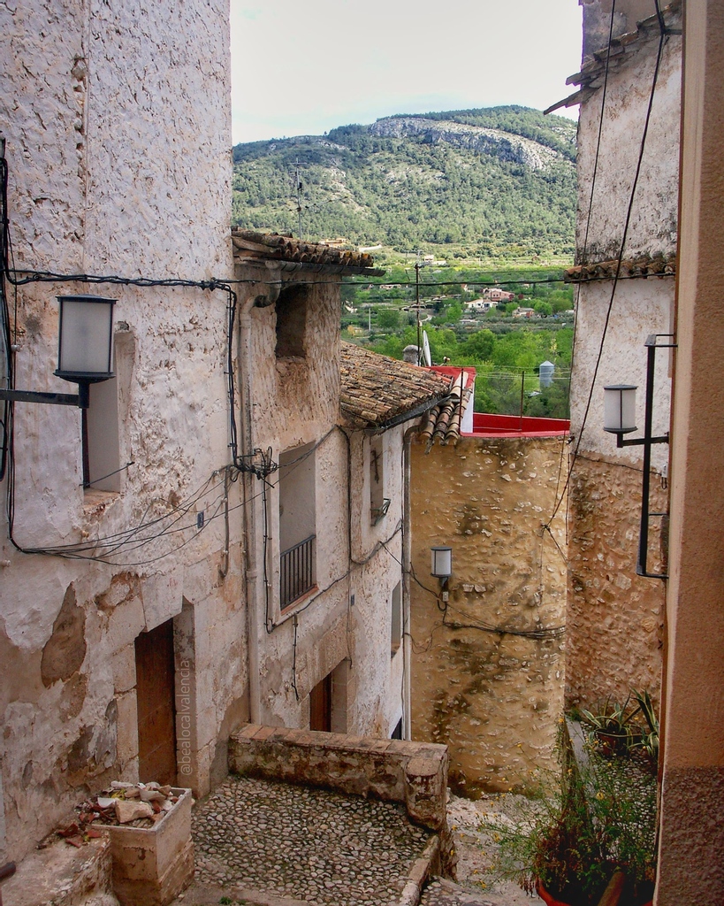 bealocalvlc's tweet photo. Roll on the Easter long weekend! Going somewhere across the border might be out of the question but we are lucky to live in a place that has so much to offer. ⁣
⁣
The Valencian Community is chock-full of #medieval villages filled with charming streets like this in #Bocairent. https://t.co/TyJS59EOrd