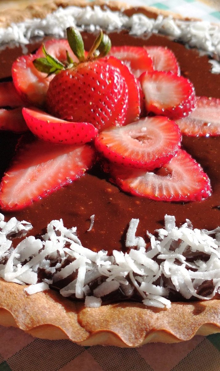 jurassicbake_mx's tweet photo. ¿Recuerdan que los dinos estaban trabajando con 🍓🍓 y 🍫? ❤️
Este es el resultado:
La famosa y suave base de mantequilla, un exquisito ganache de chocolate, fresas recién cortadas y una orilla de coco rallado 🦕 🌴
¿Cuántas rebanadas crees poder compartir? 🤤
#PostresCDMX #Tarta https://t.co/UGDBhuaiYE