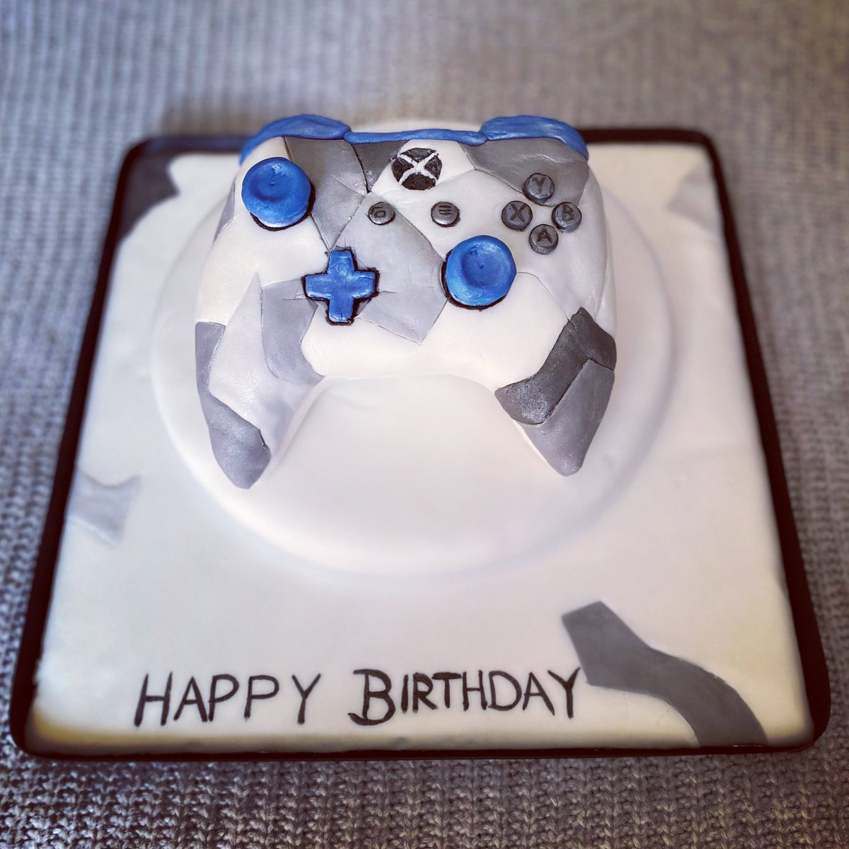 cakeymates's tweet photo. Xbox controller cake for a legend! Xxx

#regularcustomer #thankyou #local #hobbybaker https://t.co/BC2uj40y9H