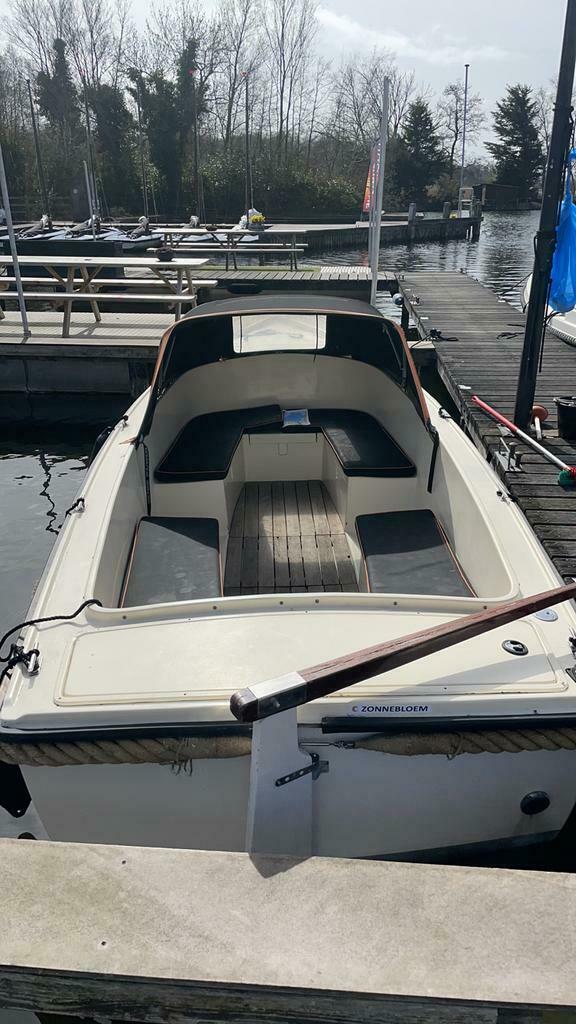 stolenboats's tweet photo. #gestolen tussen 31-3 en 1-4 te Loosdrecht: Volta 540 sloep "ZONNEWIJZER". Wit met zwarte dektent en kussenset. Zie: https://t.co/xR1rOaqykk #gestolenboot https://t.co/y5CkgJ6LyO