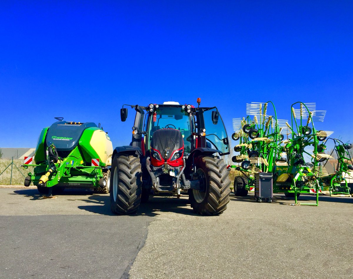 KroneFrance's tweet image. #DemoTour #KRONECTED 2021 en cours de préparation ! 🔧😎👌

✅ BiG Pack New Generation 
✅ Swadro TC 1250

👉👉Qui choisit quoi ? 😁

#ThePowerOfGreen #IamKRONE #KRONE Valtra