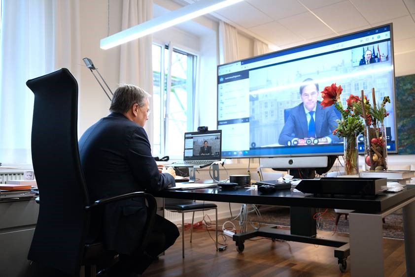 Ministerpräsident <a href="/ArminLaschet/">Armin Laschet</a> &amp; der 🇳🇱<a href="/MinPres/">Rob Jetten</a> Mark Rutte danken den Bürgern beider Länder für ihr rücksichtsvolles Verhalten in den letzten Monaten. Ihr Appell zu Ostern: Bleiben Sie zuhause. Wir sind Freunde, deshalb besuchen wir uns jetzt nicht. land.nrw/de/pressemitte…