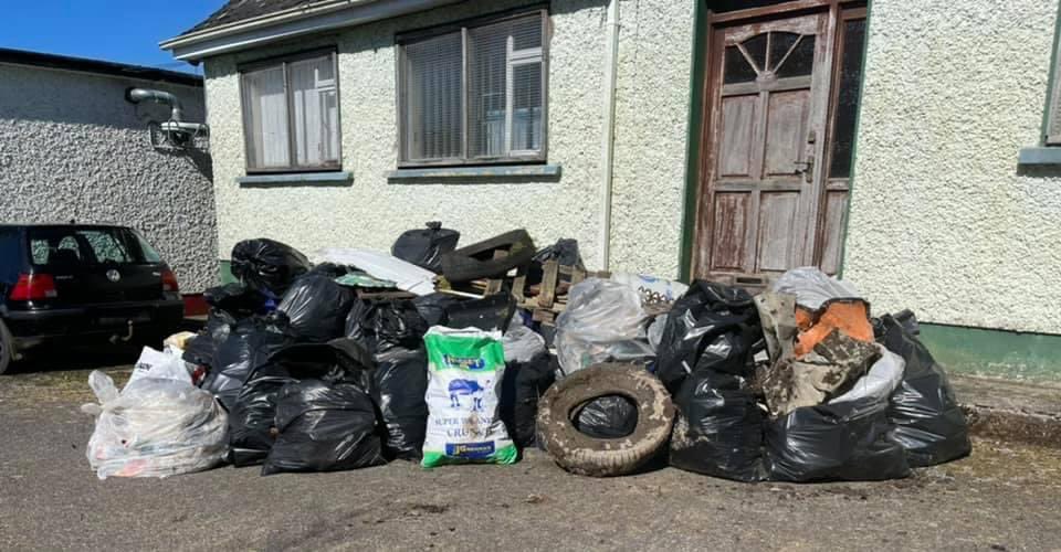 KiltimaghGAA's tweet photo. Team Up 2 Clean Up is off to a great start!  Lots of rubbish picked up from the roads around Kiltimagh this morning, and unfortunately lots more to go!! Big thanks to our 2 Senior Teams, club members and Kiltimagh Tidy Towns for a great collective community effort! 🔵🔵⚪️⚪️. https://t.co/DjBdfDcFCU