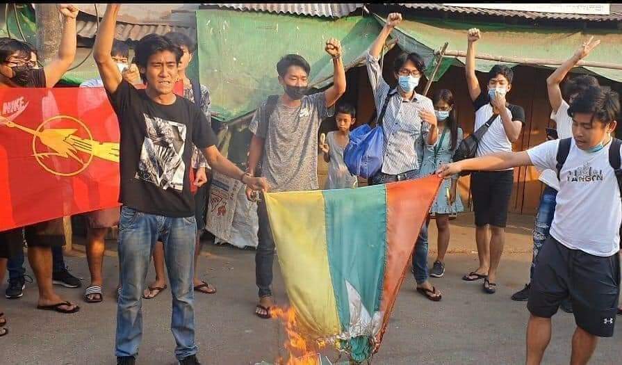 PrincessWu11's tweet photo. Protesters burn Myanmar flag
This is completely unacceptable

#WhatsHappeninglnMyanmar 
#Do_not_make_fake_informations
#Protesters_violence
#SaveMyanmar 
#WeNeedDEMOCRACY https://t.co/zV3gXxm9Qc