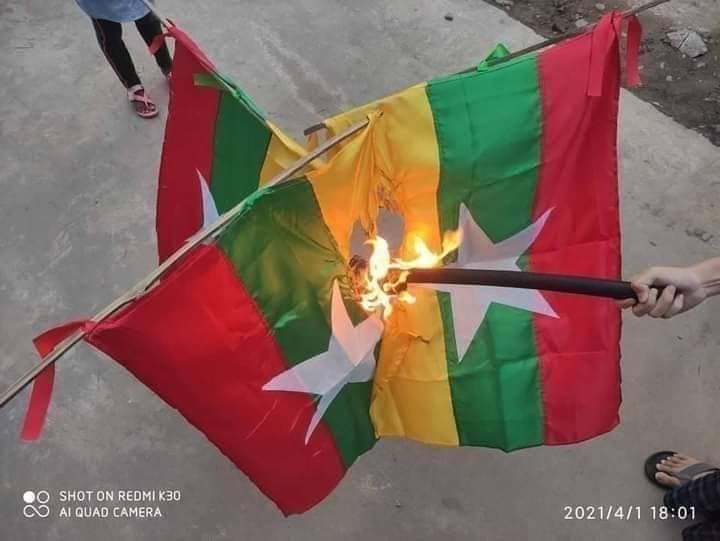 PrincessWu11's tweet photo. Protesters burn Myanmar flag
This is completely unacceptable

#WhatsHappeninglnMyanmar 
#Do_not_make_fake_informations
#Protesters_violence
#SaveMyanmar 
#WeNeedDEMOCRACY https://t.co/zV3gXxm9Qc