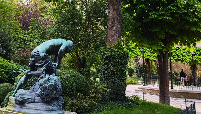 FlorentHubert11's tweet photo. 🟢👀Vous voulez rencontrer un habitant remarquable du 11e arrondissement de Paris ? Il a maintenant 142 ans👨🏻‍🦳, il réside dans le square Maurice Gardette🌳 et il aimerait bien accueillir des écureuils🐿… https://t.co/cg6m6JXzPO https://t.co/72iym8wTN4