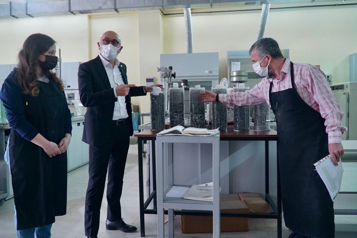 İnşaat Mühendisliği Bölümünde Dr. Sinan Yardım ve ekibi asfalt teknolojilerinin çalışıldığı Yol ve Bitüm Laboratuvarı'nda yol kaplamalarını nanoteknolojiyle geliştiriyor. Laboratuvarda İstanbul Geneli Asfalt Kaplamaları için kalite kontrol deneyleri de yapılıyor.
#ARGEdeLiderYTÜ