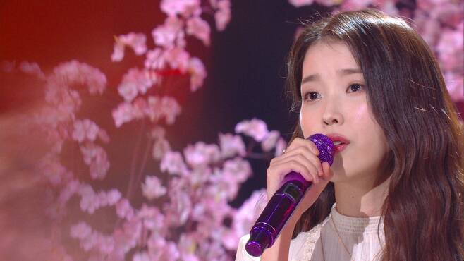 jieunspoetry's tweet photo. Let’s trend the hashtag while we wait for IU 🥰

#IUonYHYSketchbook https://t.co/UNgSj51QQ6