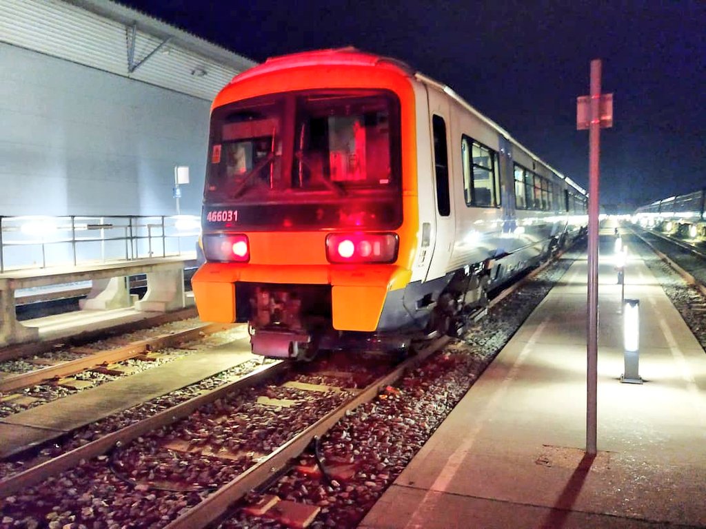 martinw02998119's tweet image. 466031 &amp;amp; 466014 on 8 road of Ashford Down yard, here for driver / shunter refresher training, 20/3/21 (taken from a place of safety) #class466  #SpottingFromWork