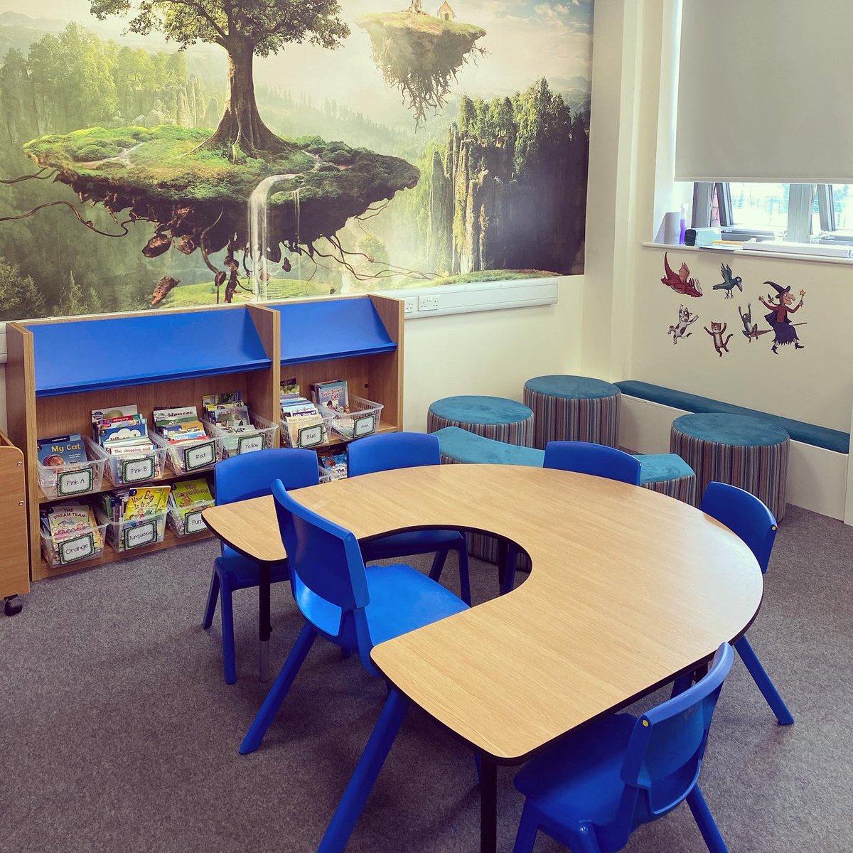 OSILTD's tweet photo. Library installation at Oasis Academy Clarksfield in Oldham. #furniture #libraryinstallation #schoolfurniture https://t.co/3vBezZRpi6