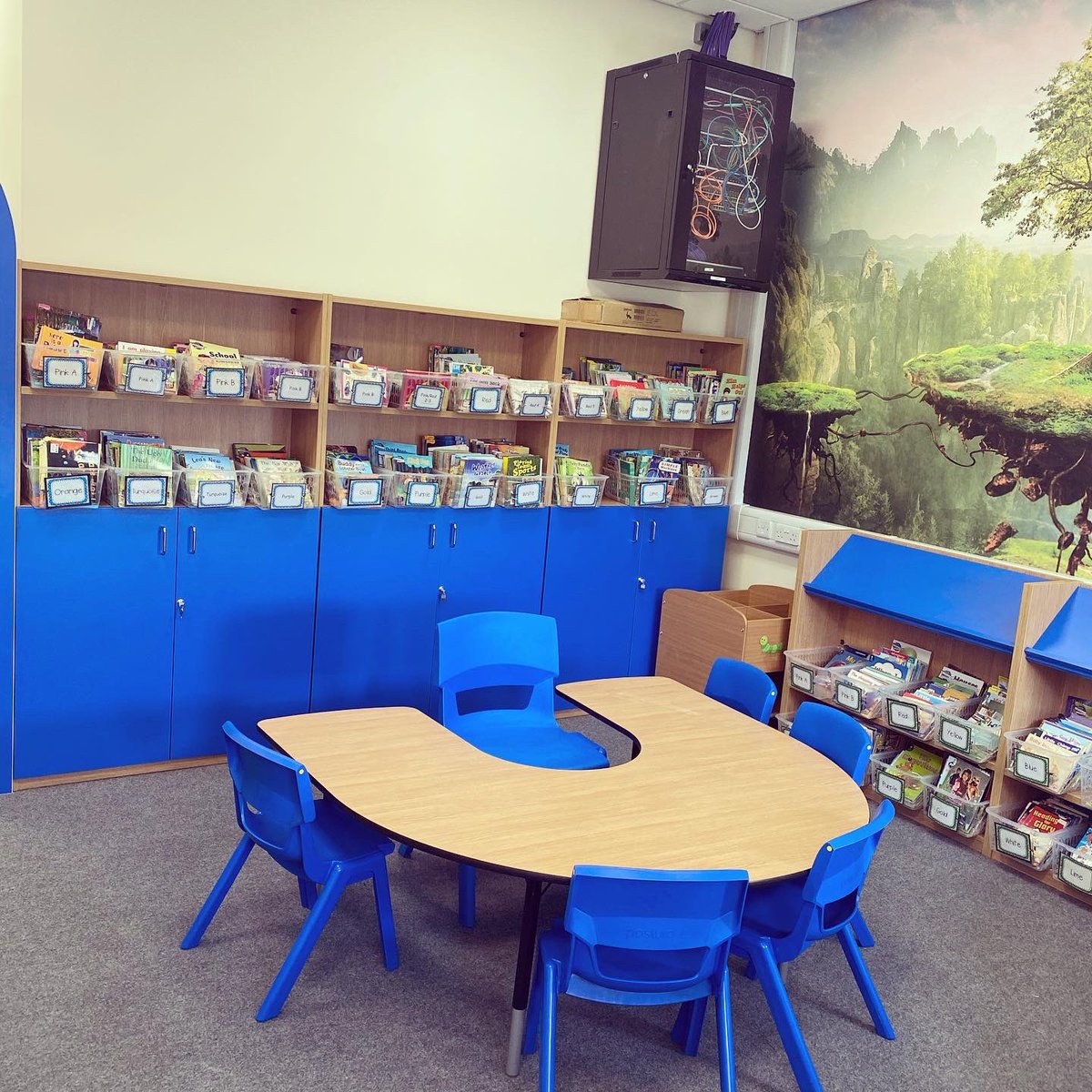OSILTD's tweet photo. Library installation at Oasis Academy Clarksfield in Oldham. #furniture #libraryinstallation #schoolfurniture https://t.co/3vBezZRpi6