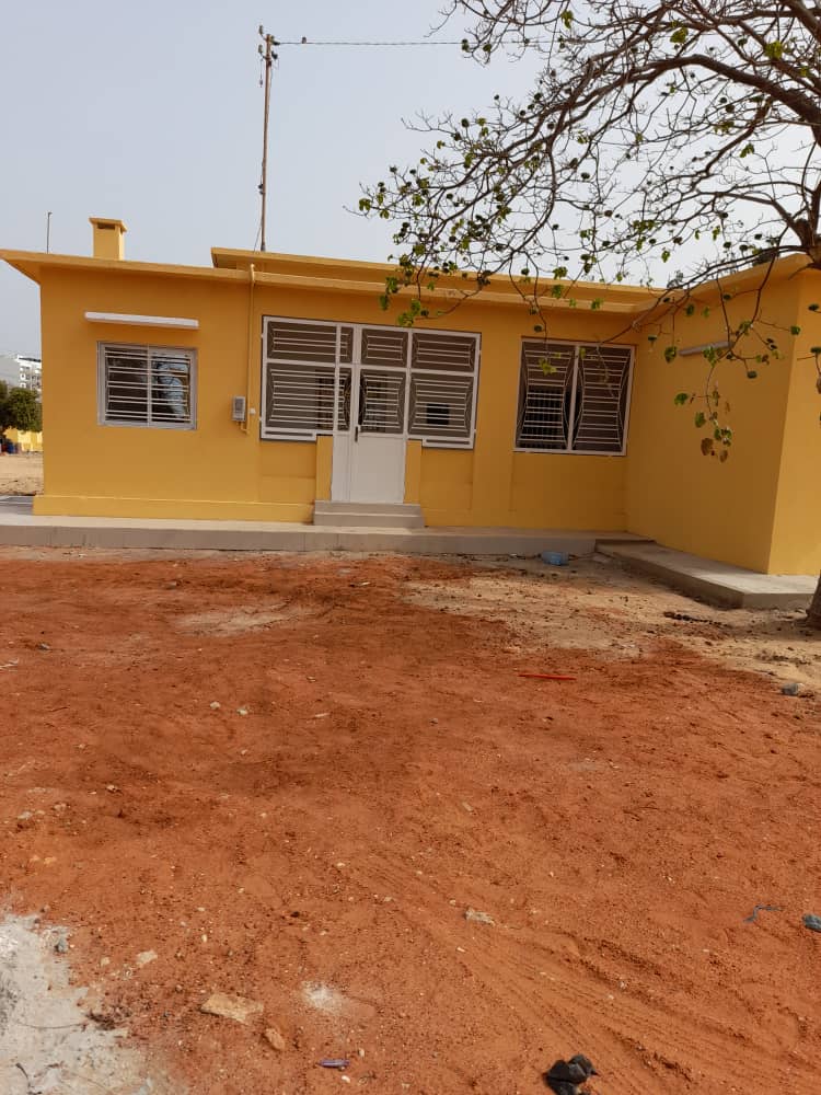 CHEFDIRPA's tweet photo. Camp général Idrissa Fall (ex Leclerc). L'Agence pour le logement des forces armées ( ALFA) a réceptionné le 01/042021 08 logements  rehabilités au profit des militaires et de leurs familles.  Les clefs ont été remises ce jour  au Chef de corps du Batsports. https://t.co/Igr1L9petg