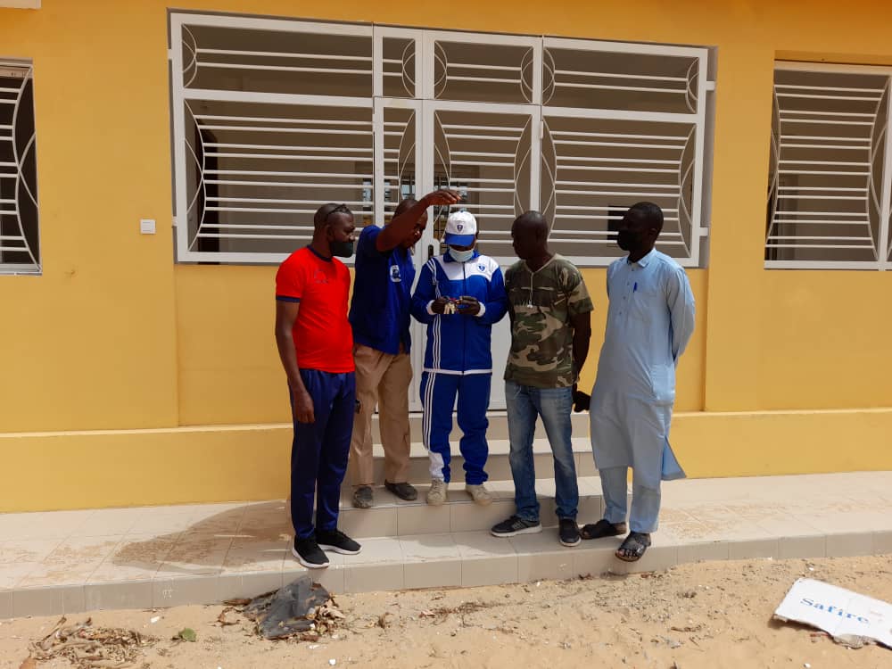 CHEFDIRPA's tweet photo. Camp général Idrissa Fall (ex Leclerc). L'Agence pour le logement des forces armées ( ALFA) a réceptionné le 01/042021 08 logements  rehabilités au profit des militaires et de leurs familles.  Les clefs ont été remises ce jour  au Chef de corps du Batsports. https://t.co/Igr1L9petg