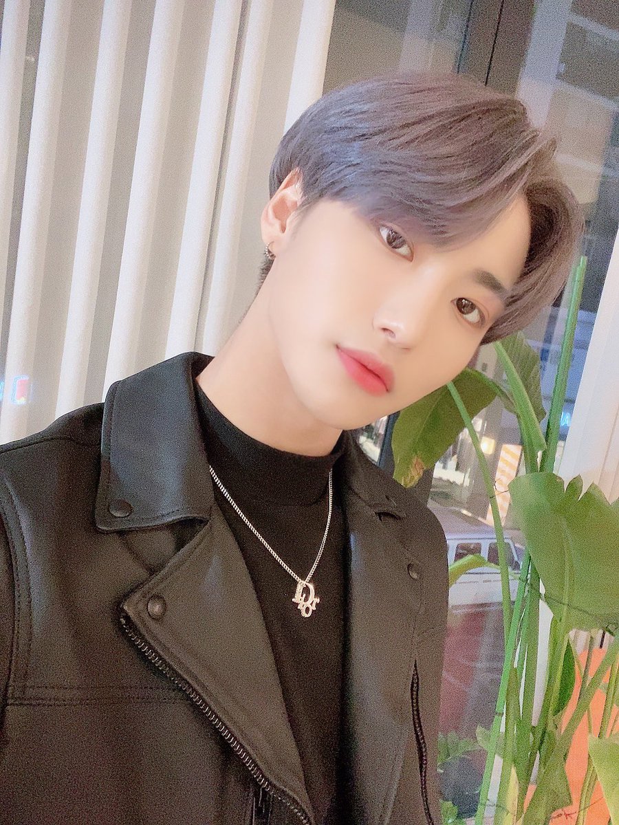 ohsheis948x's tweet photo. my seonghwa that makes me happy and cheers me up when I need it i hope you have a wonderful birthday you deserve it king 🥺💕

#our_star_seonghwaday #우리의반짝_성화야_생일축하해 @ATEEZofficial https://t.co/L9J4XPghFs