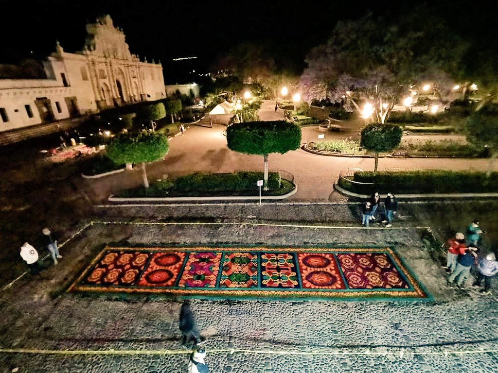 objetivogt's tweet photo. La madrugada de este viernes santo, vecinos de #LaAntiguaGuatemala realizaron distintas actividades características de la época, como la Sentencia 2021 y la elaboración de las tradicionales alfombras.
Fotografías: Alfombras y moldes Ortiz y  Mario Roberto Masaya https://t.co/61VRl9D516