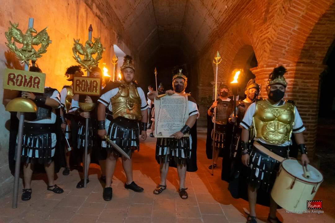 objetivogt's tweet photo. La madrugada de este viernes santo, vecinos de #LaAntiguaGuatemala realizaron distintas actividades características de la época, como la Sentencia 2021 y la elaboración de las tradicionales alfombras.
Fotografías: Alfombras y moldes Ortiz y  Mario Roberto Masaya https://t.co/61VRl9D516