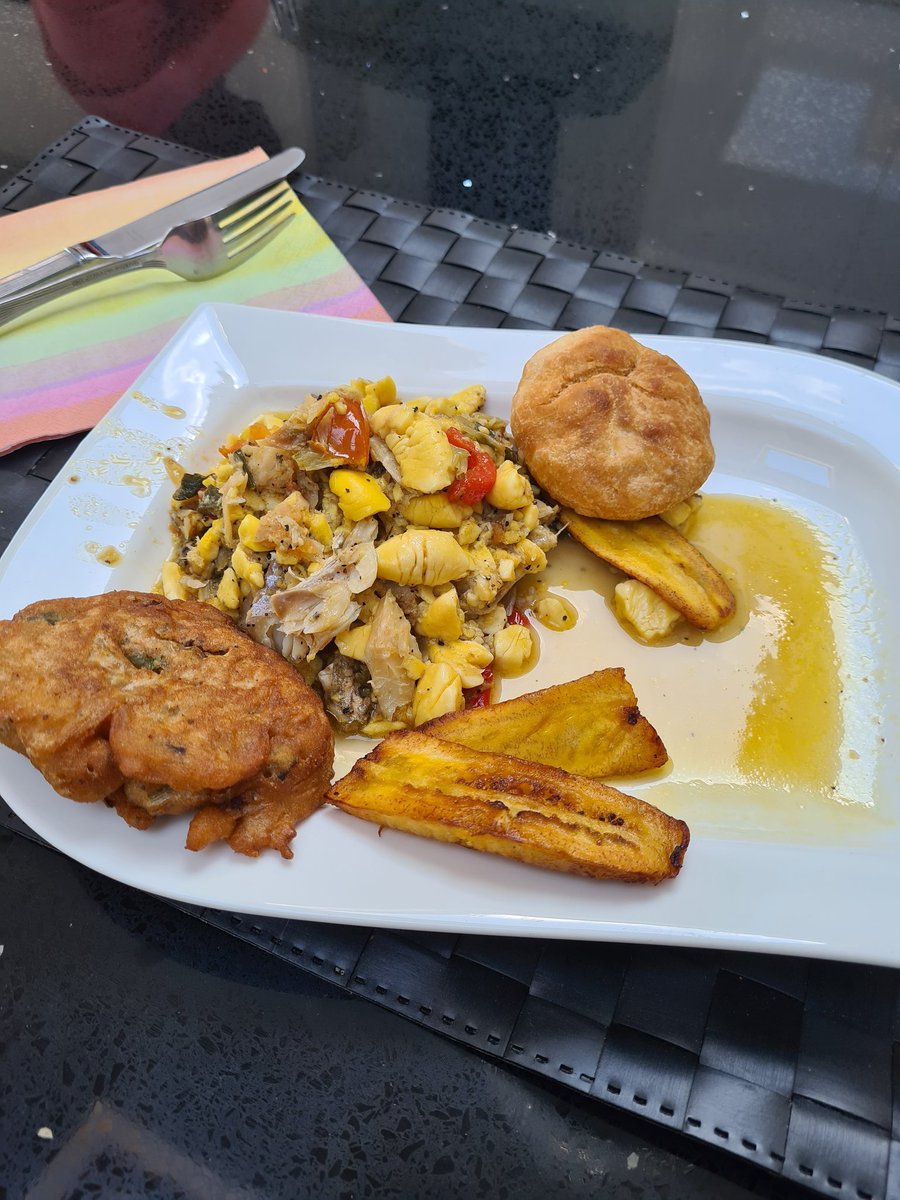 DawnButlerBrent's tweet photo. #Easter fish feast 😋 https://t.co/9zQq1oqFt0