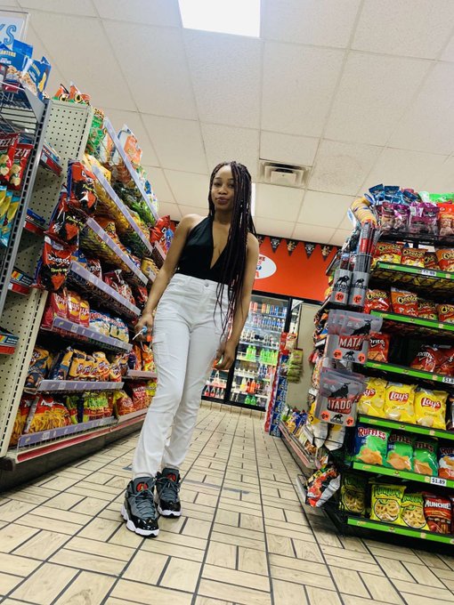 First 5 to retweet and follow her only fans gets a 1 min customized video Screenshot and send in picture