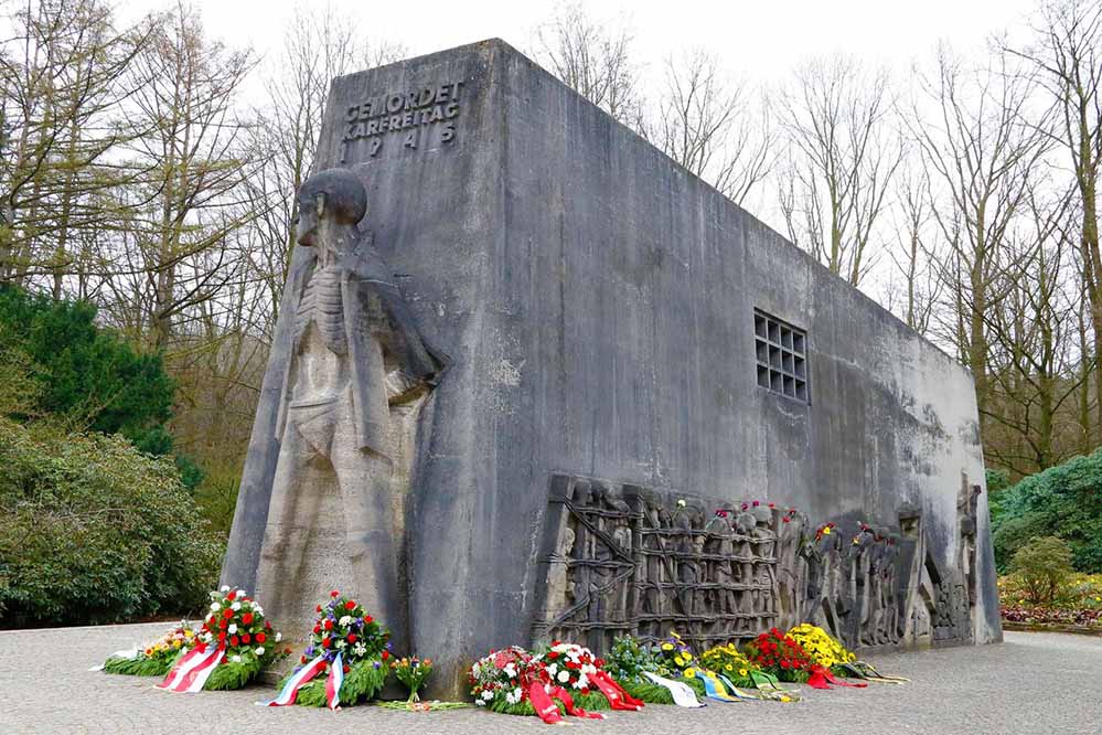 Nordstadtblog's tweet photo. Stilles Gedenken an die Karfreitags-Morde der #Nationalsozialisten im #Rombergpark, #Hörde und der #Bittermark - als Mahnung und Warnung, damit sich NS-Morde in #Dortmund und anderswo nicht wiederholen  #nonazis #nonazisdo https://t.co/w2JAVP1xA9 https://t.co/BVgYsfKU5j