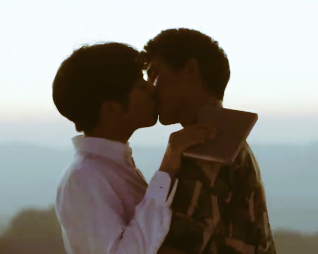 DoHaJun91's tweet photo. "kisses like sunflowers,
Following the light of yours,
Dripping like waterfalls at dawn,
Feeling like I'm melting in you"

 ⭐️

#นิทานพันดาวตอนจบ​ #1000starsfinal #1000starsep10
#EarthPirapat #mixxiw #AOFPD https://t.co/oHBk5AVTAI https://t.co/2L2t0qKTu0