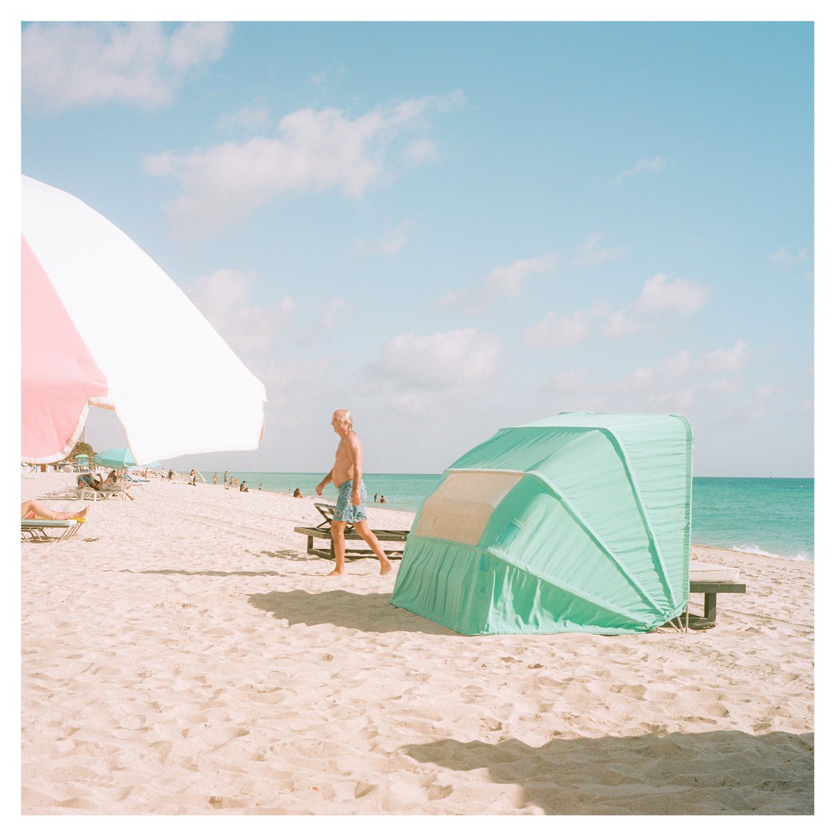 ioegreer's tweet photo. man in blue #yashicamatlm https://t.co/vNbkW5vJgp