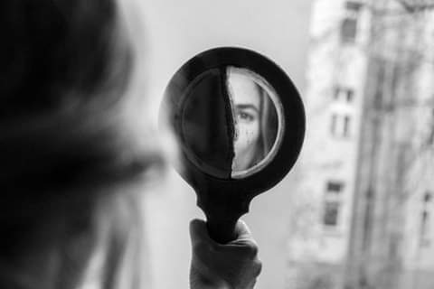 "A todos nos gusta más la verdad que la mentira, pero cuando se trata de nuestra vida, a menudo preferimos la mentira a la verdad, porque la mentira justifica nuestra mala vida, mientras que la verdad la desenmascara".
"Aforismos", León Tolstói
📷 Max Moldau