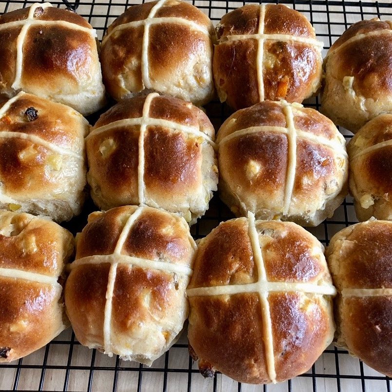 ChefMartinLopez's tweet photo. Wishing you the ultimate fun and safe Easter weekend celebration!
Hot Cross Buns - Easter Wishes 2021.
https://t.co/jl7JTkrIdU 🌶 
@News4GreatDay 
#ChefMartinLopez #easter #love #baking #family https://t.co/fHdTkvGYv1