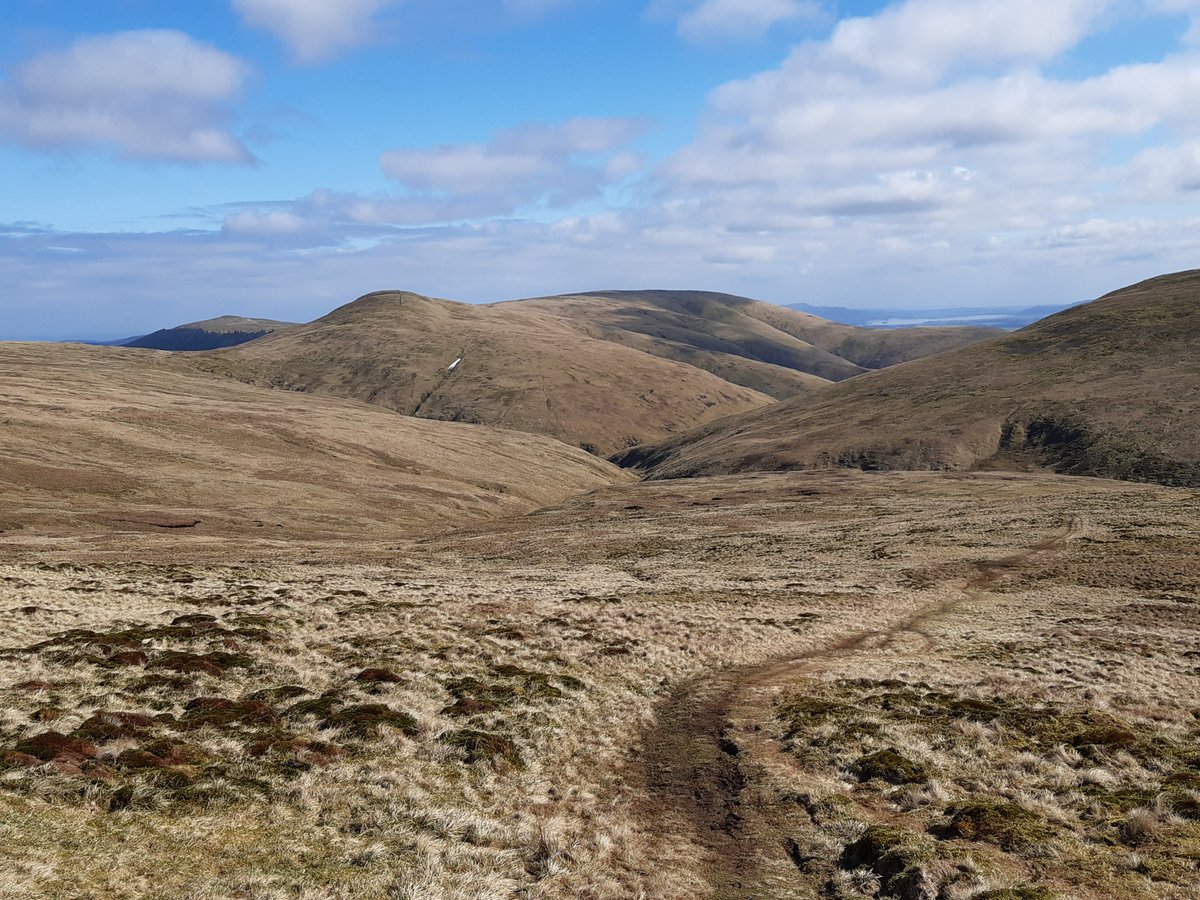 Elistoun2's tweet photo. Ochil views - a brilliant day for a hike - looking east and west from Andrew Gannel Hill https://t.co/NkgbfWnxpx