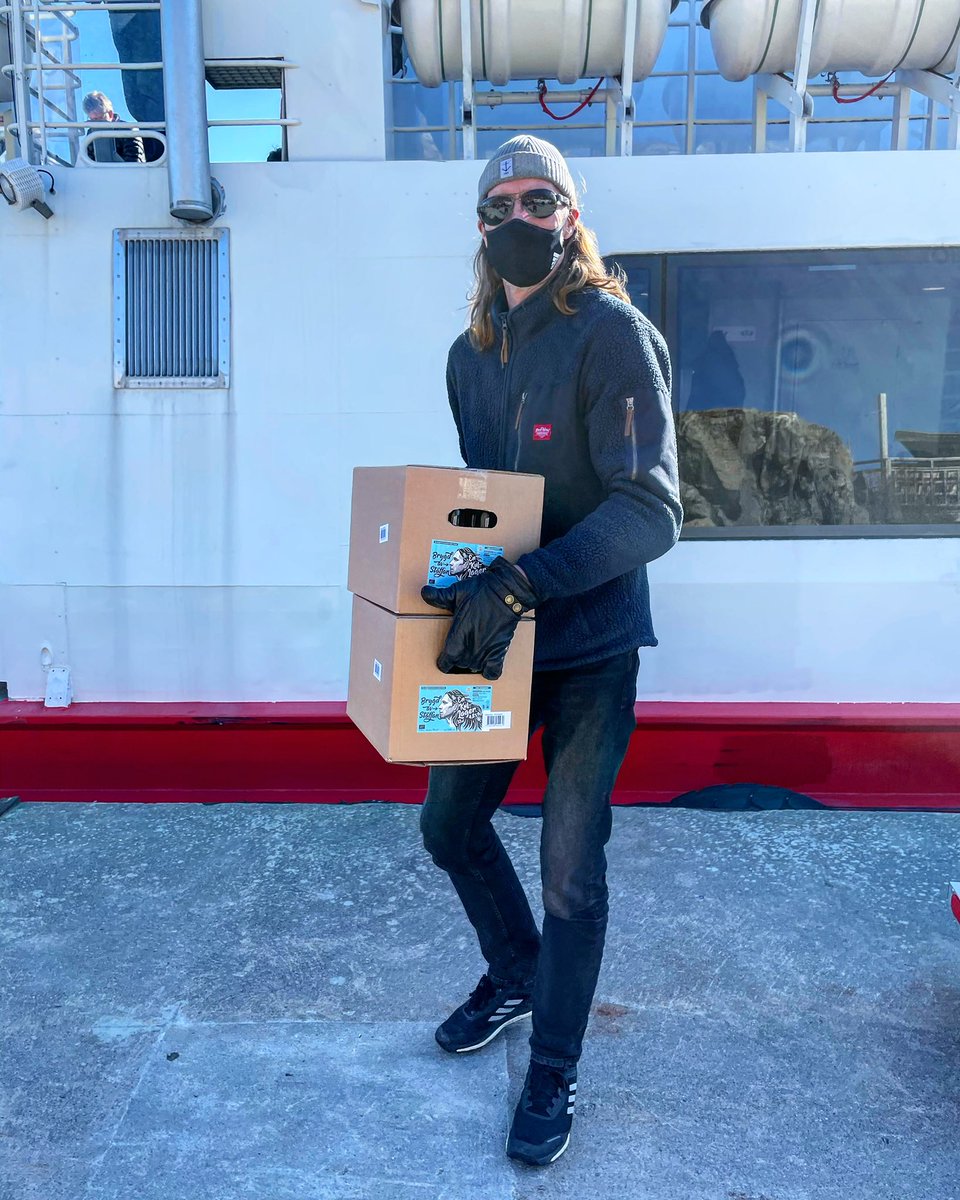 Så här får vi vår bira!  💛🙌😍 Handbollslegenden Staffan Olsson kånkar sin magiskt goda öl ”En Kul-Lager” av Kosterbåten och rätt in i vår ölkyl. Så det är bra läge att komma hit och smaka en världsmästaröl i påsk! ✨🌟✨
#staffanolsson #världsmästare #västsverige