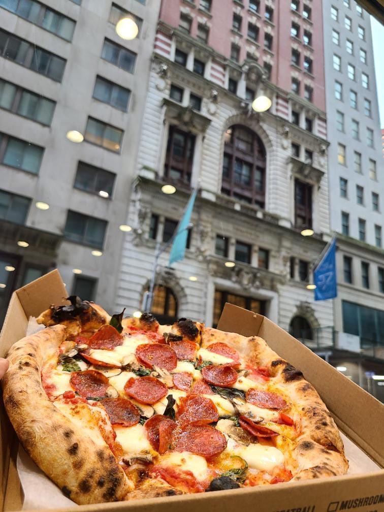NeaExpress's tweet image. Only in NEW YORK... 😍🤤 Neapolitan Express, authentic Neapolitan style pizza... #foodwithaview 🌱