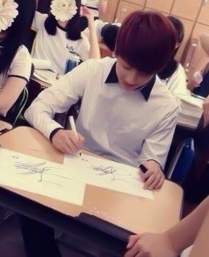 jkoldpics's tweet photo. #jungkook giving autographs at school 📝 https://t.co/XOIYzs0h8i