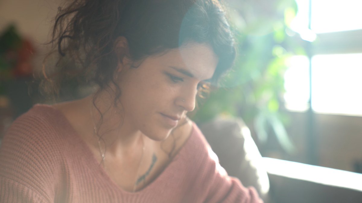 🎥 Très chouette tournage entre mon petit nid douillet &amp; la forêt de Fontainebleau, pour un documentaire à découvrir bientôt sur France TV Slash ! 🙃
J’y parlerai de mon parcours avec les TCA et de l’écriture, ce merveilleux outil de résilience qui me sauve à tous les coups... 😌