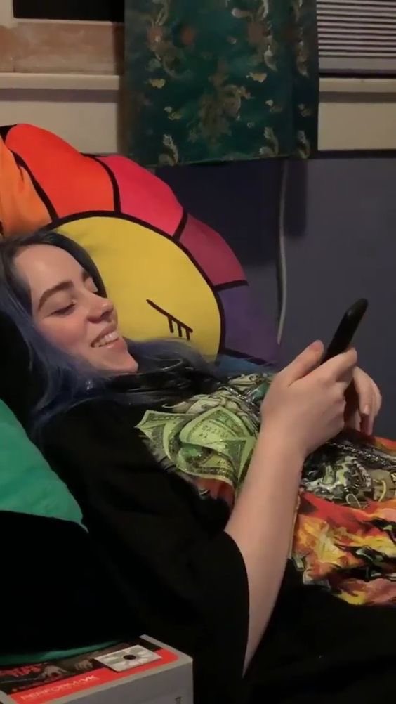 your camera roll if billie eilish was your girlfriend: a thread