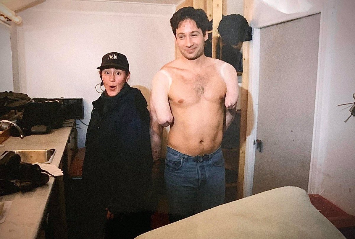 xfilespodcastdk's tweet photo. Exclusive: A brand new behind-the-scenes photo from #TheXFiles with @davidduchovny and assistant director @pooker88 from the episode ‘Kill Switch’ 🙌🔥

More never before seen behind-the-scenes shots are dropping this Sunday – all taken and provided @GeoffRedknap 📸

#xfiles https://t.co/p6vKcXjdpQ